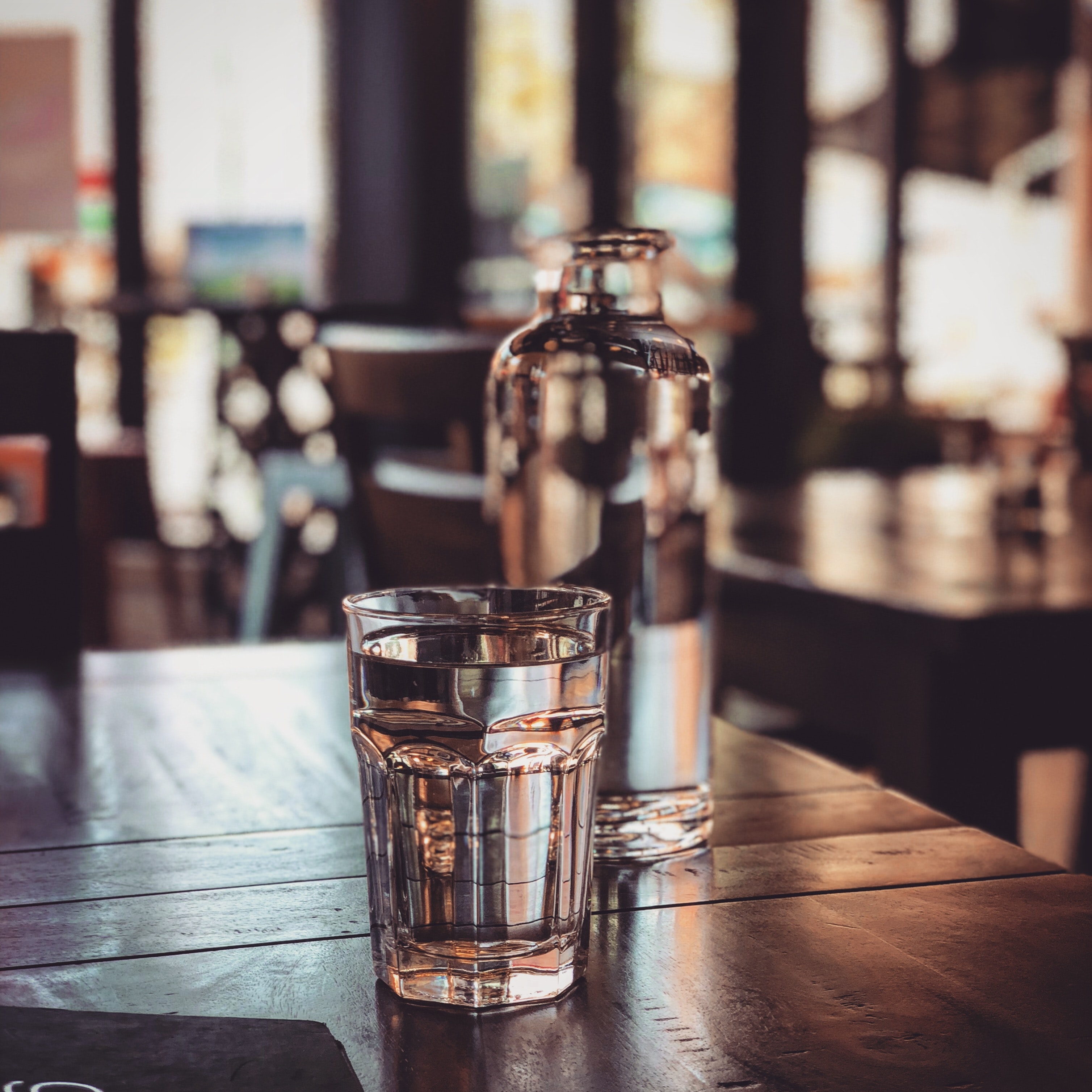 Vandens stiklinė ant stalo